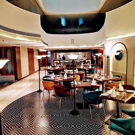 Hyphen Business Hotel Нойда Екстер'єр фото