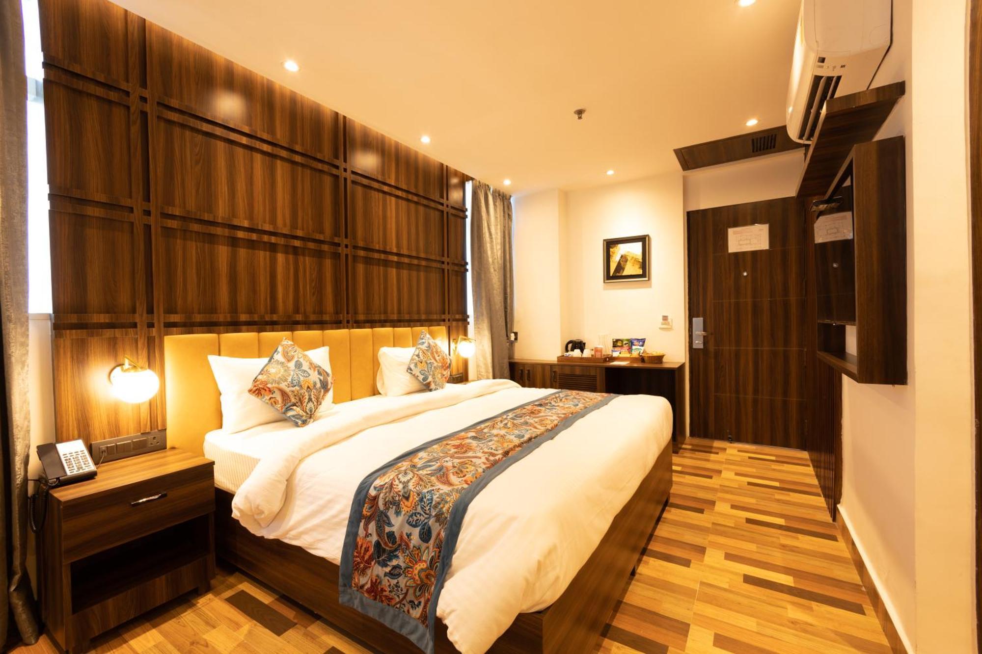 Hyphen Business Hotel Нойда Екстер'єр фото