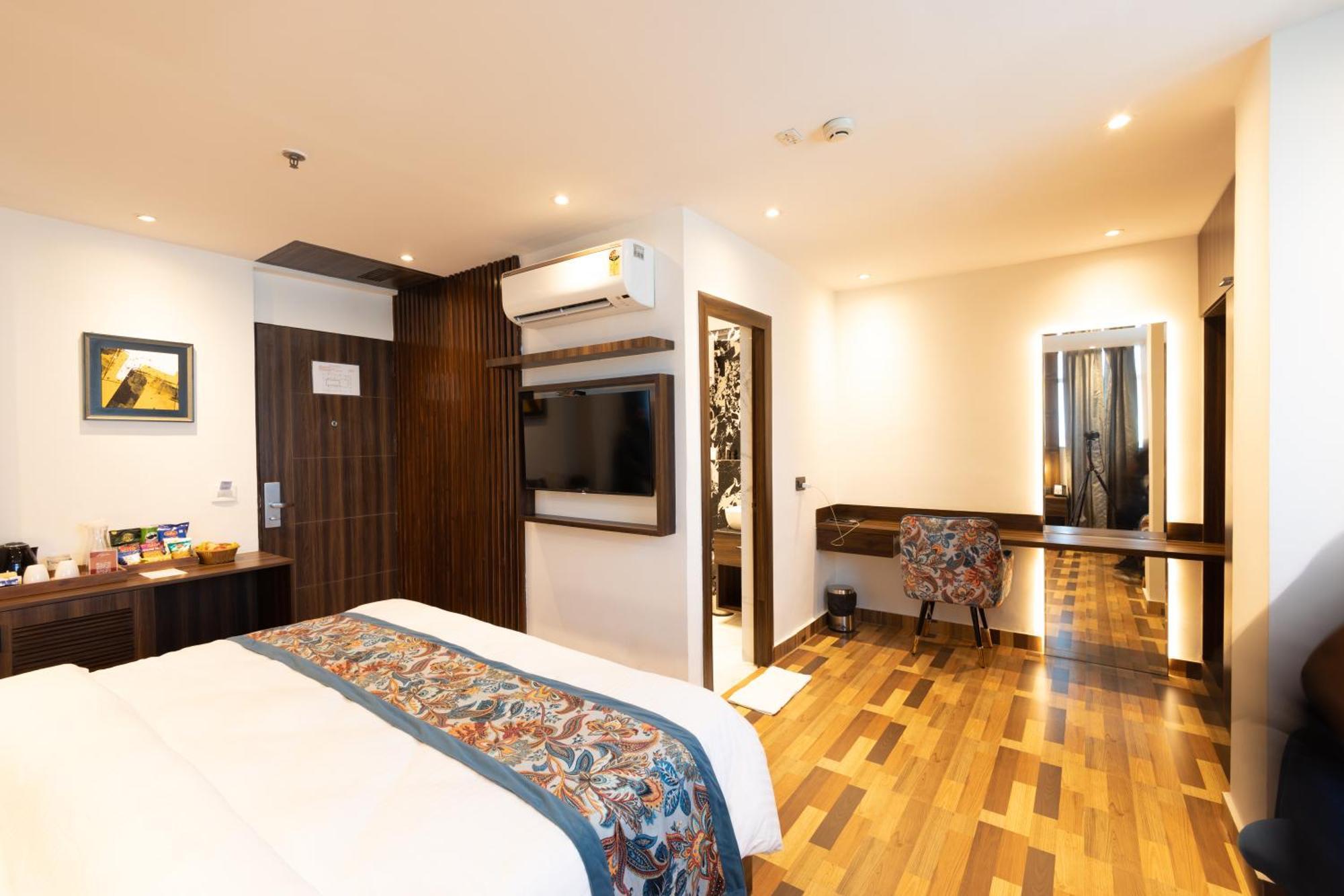 Hyphen Business Hotel Нойда Екстер'єр фото