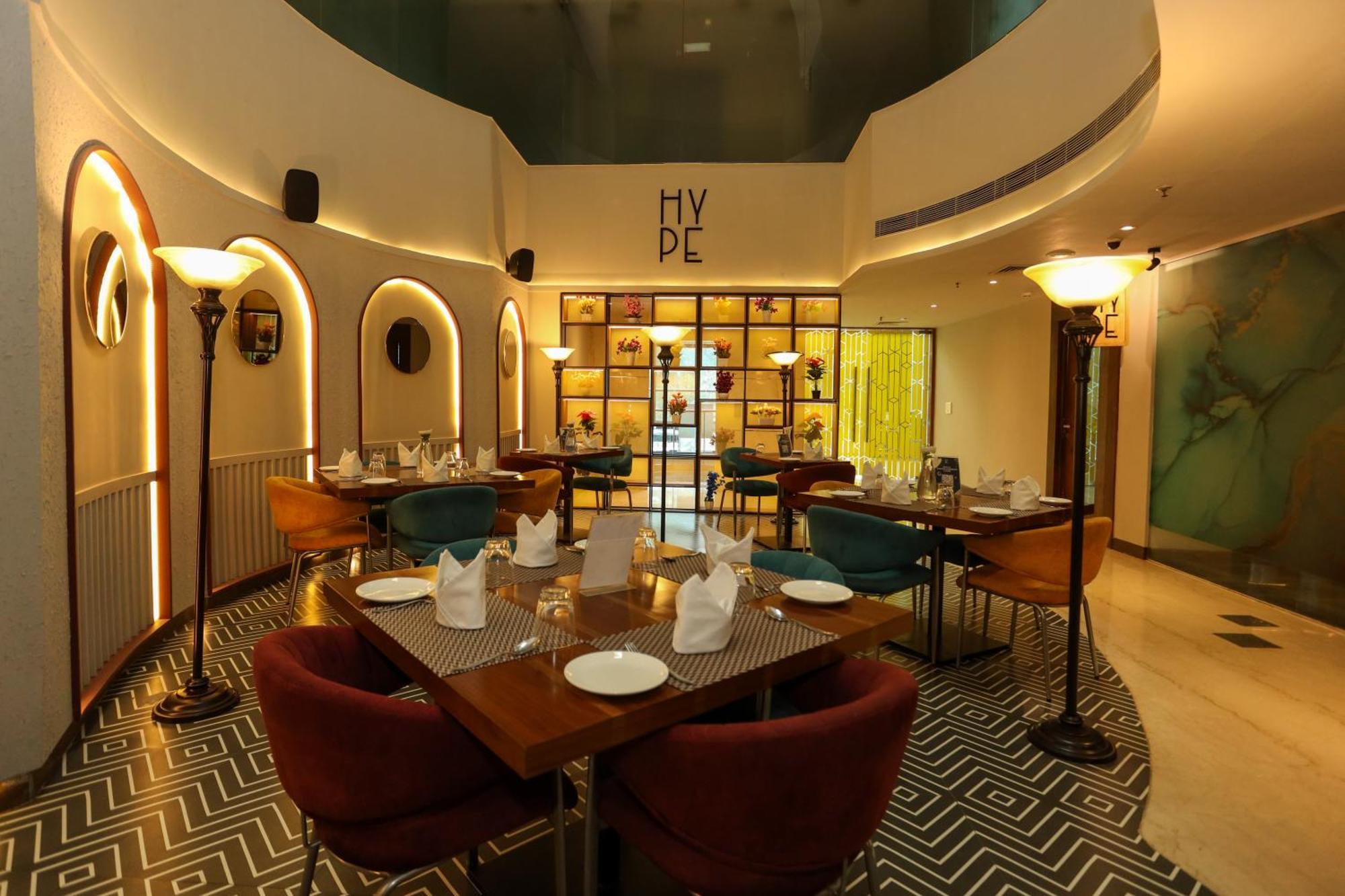 Hyphen Business Hotel Нойда Екстер'єр фото