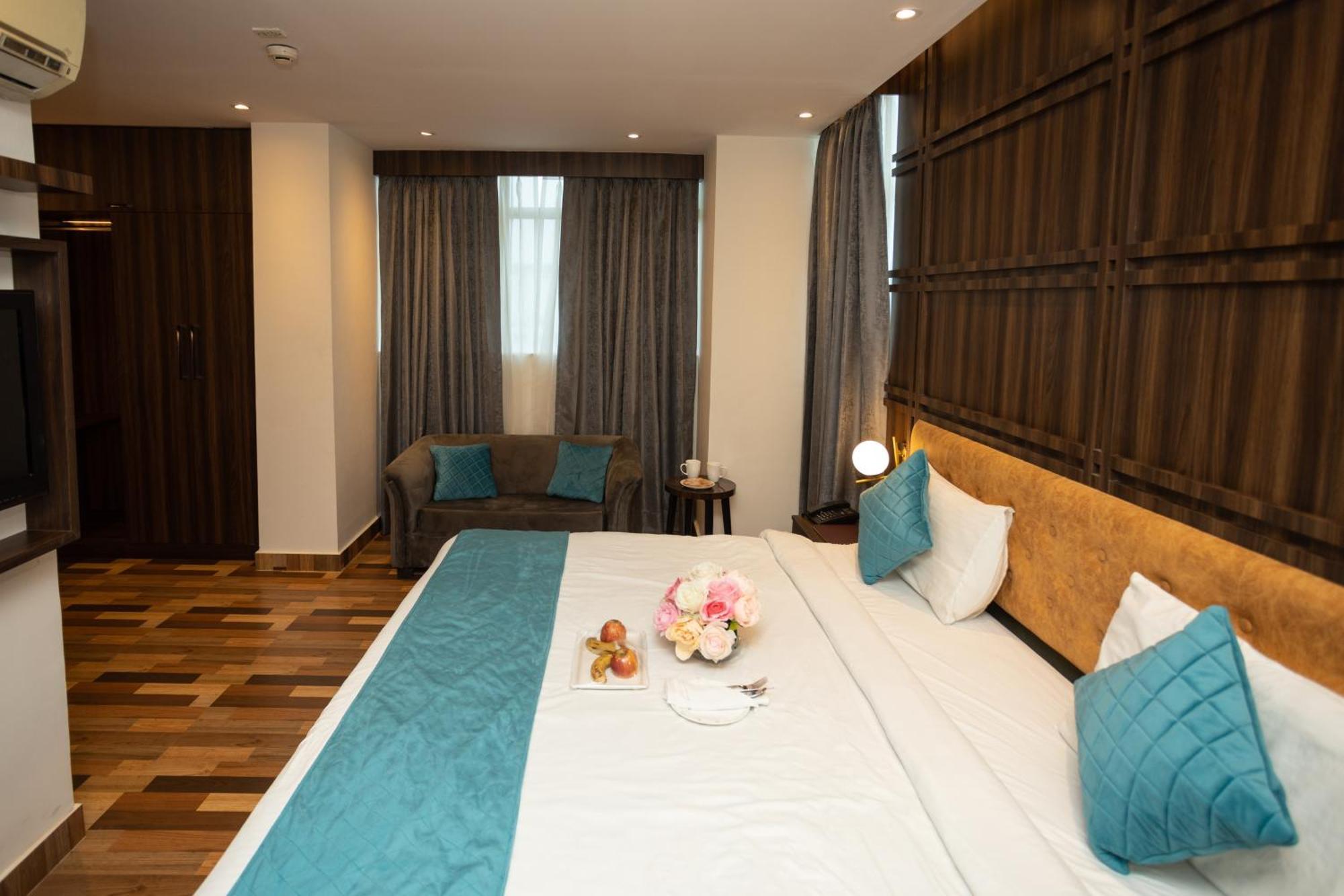 Hyphen Business Hotel Нойда Екстер'єр фото
