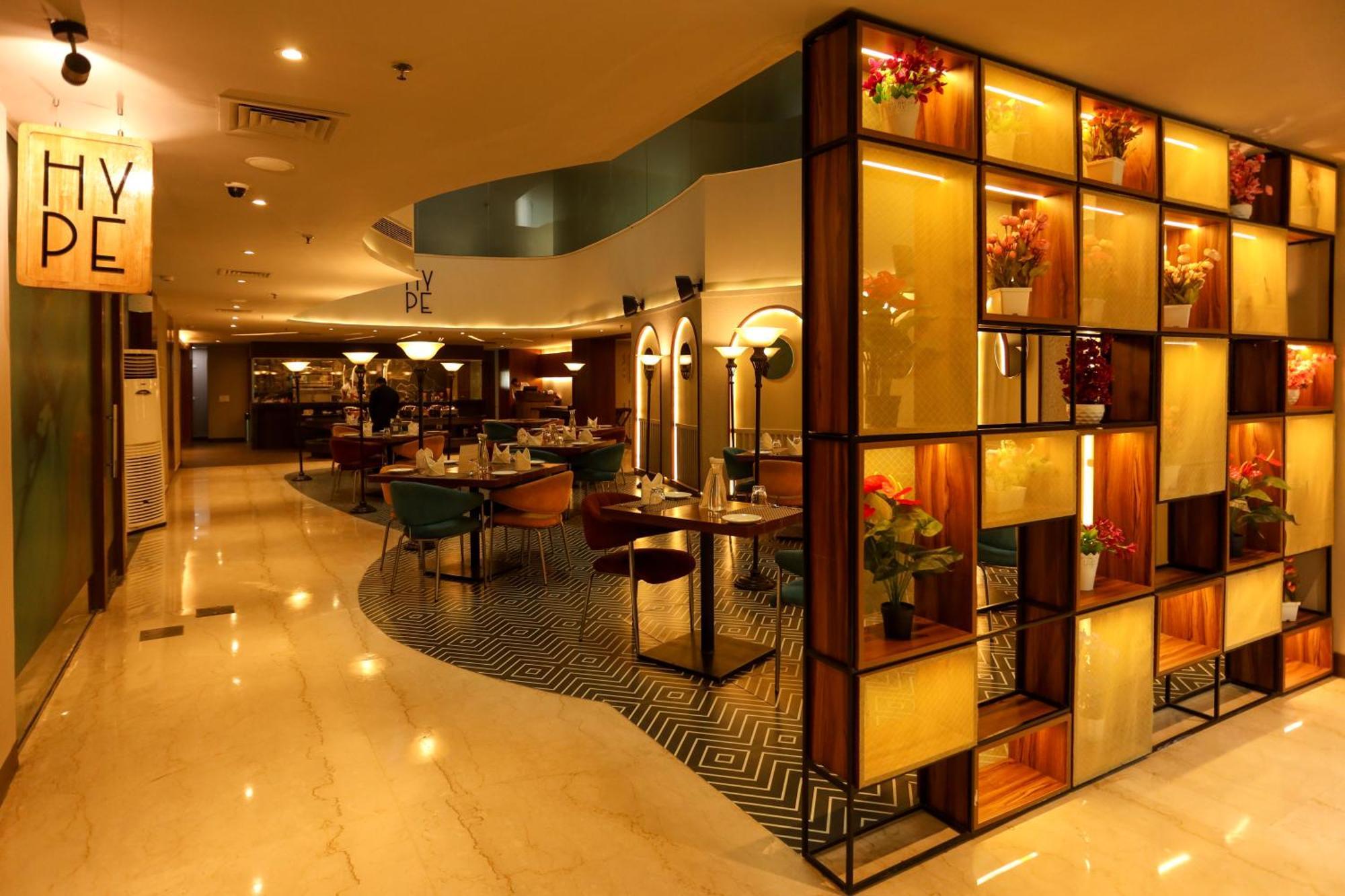 Hyphen Business Hotel Нойда Екстер'єр фото