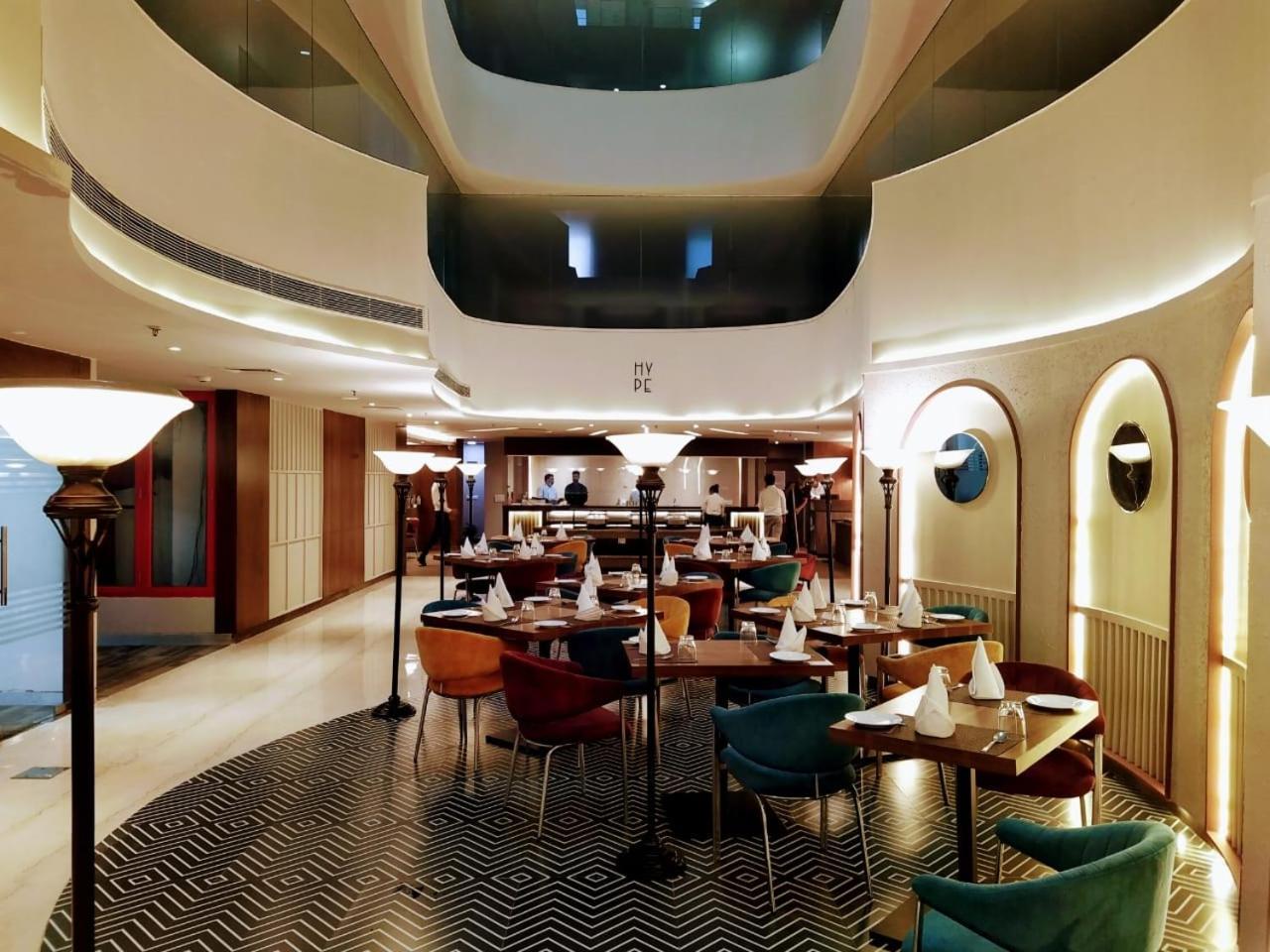 Hyphen Business Hotel Нойда Екстер'єр фото