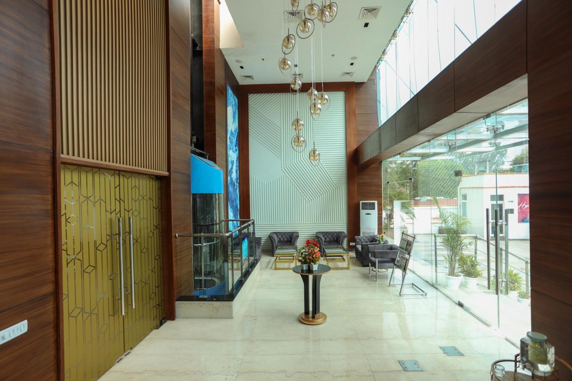 Hyphen Business Hotel Нойда Екстер'єр фото