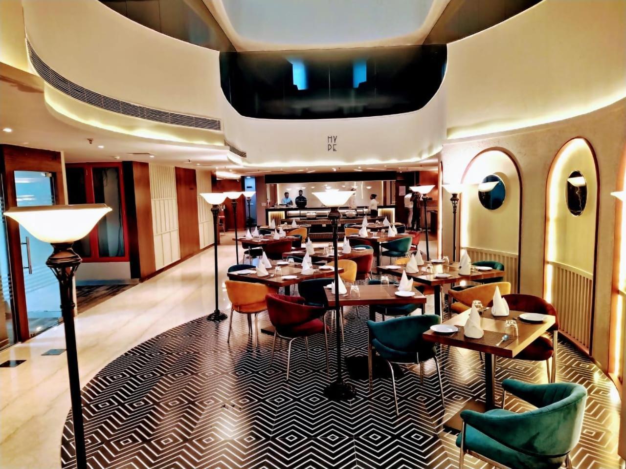 Hyphen Business Hotel Нойда Екстер'єр фото