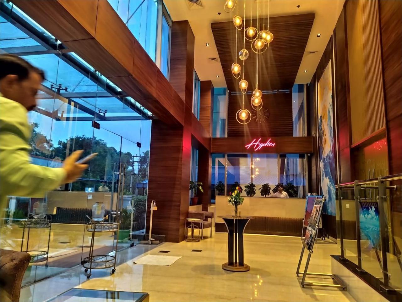 Hyphen Business Hotel Нойда Екстер'єр фото