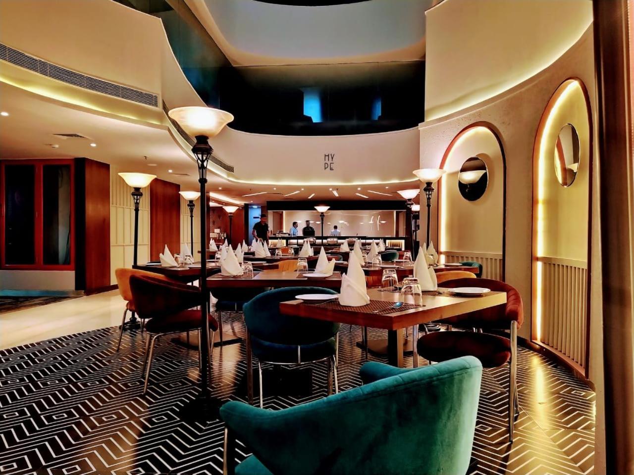 Hyphen Business Hotel Нойда Екстер'єр фото