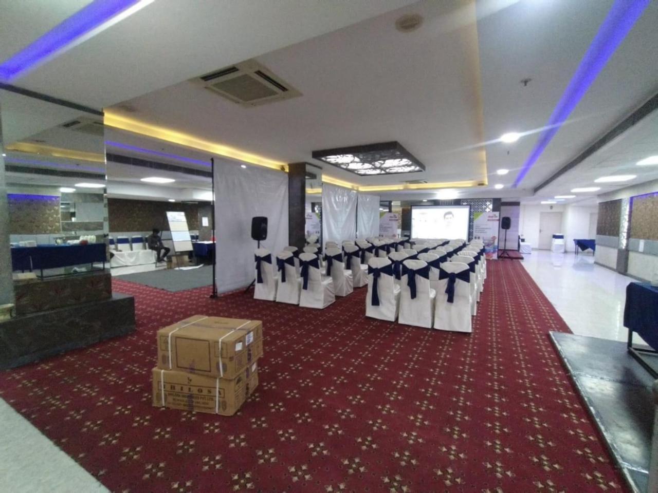Hyphen Business Hotel Нойда Екстер'єр фото