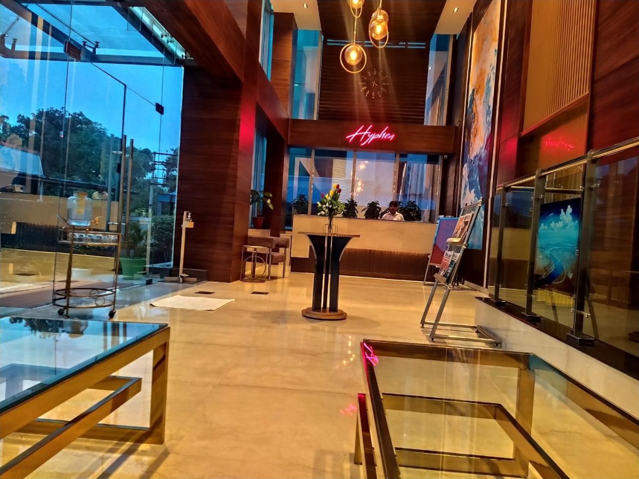Hyphen Business Hotel Нойда Екстер'єр фото