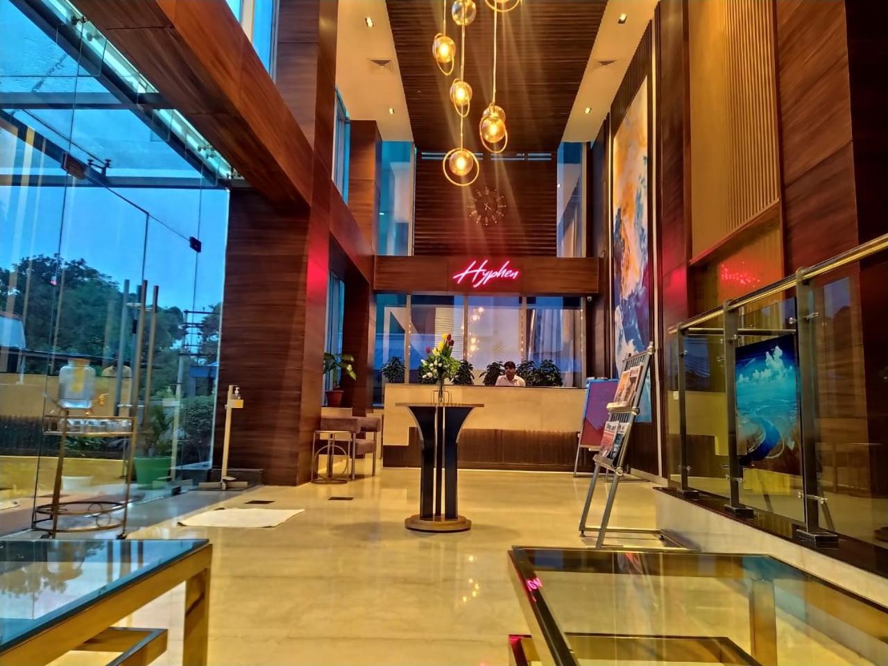 Hyphen Business Hotel Нойда Екстер'єр фото