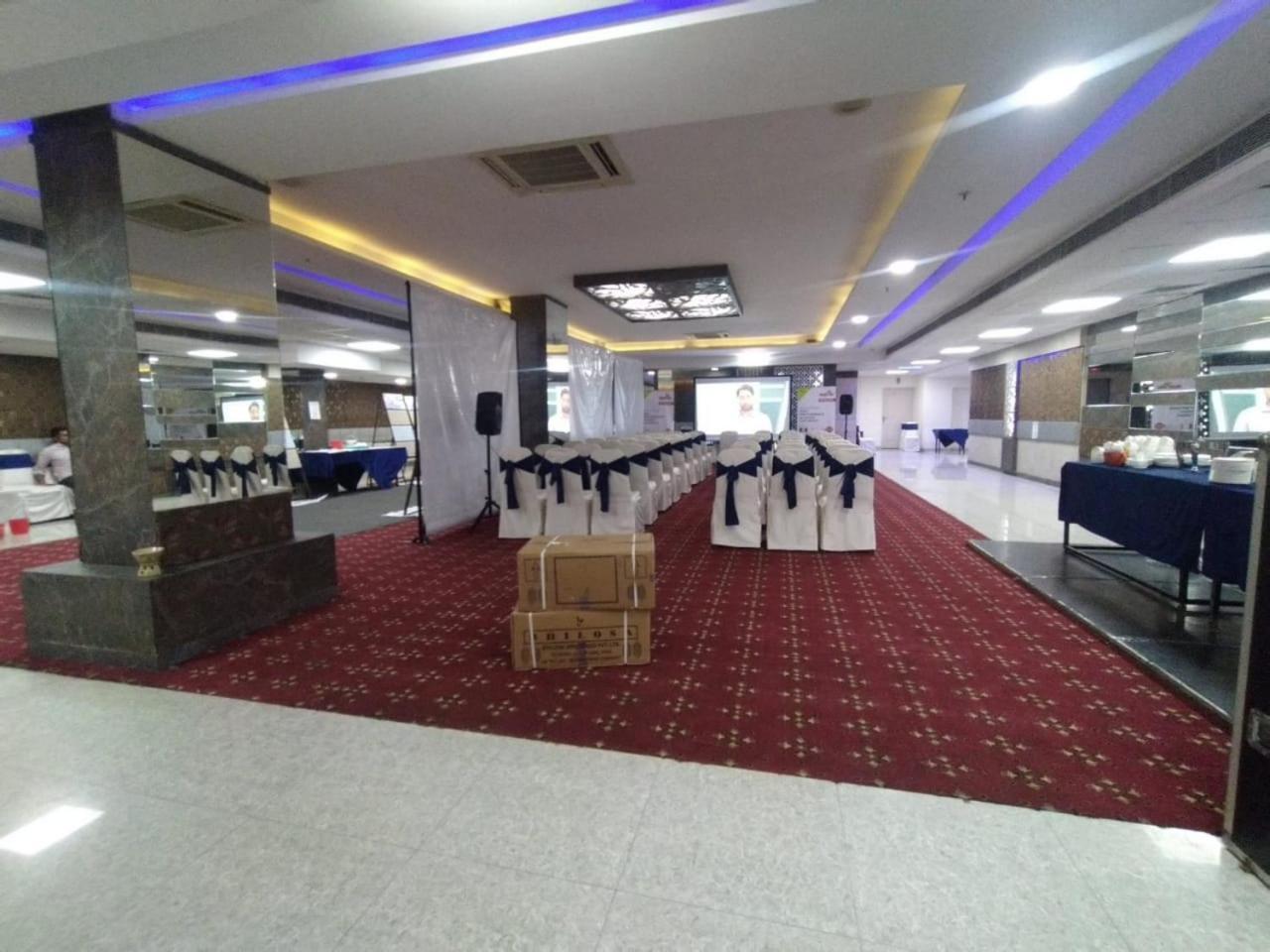 Hyphen Business Hotel Нойда Екстер'єр фото