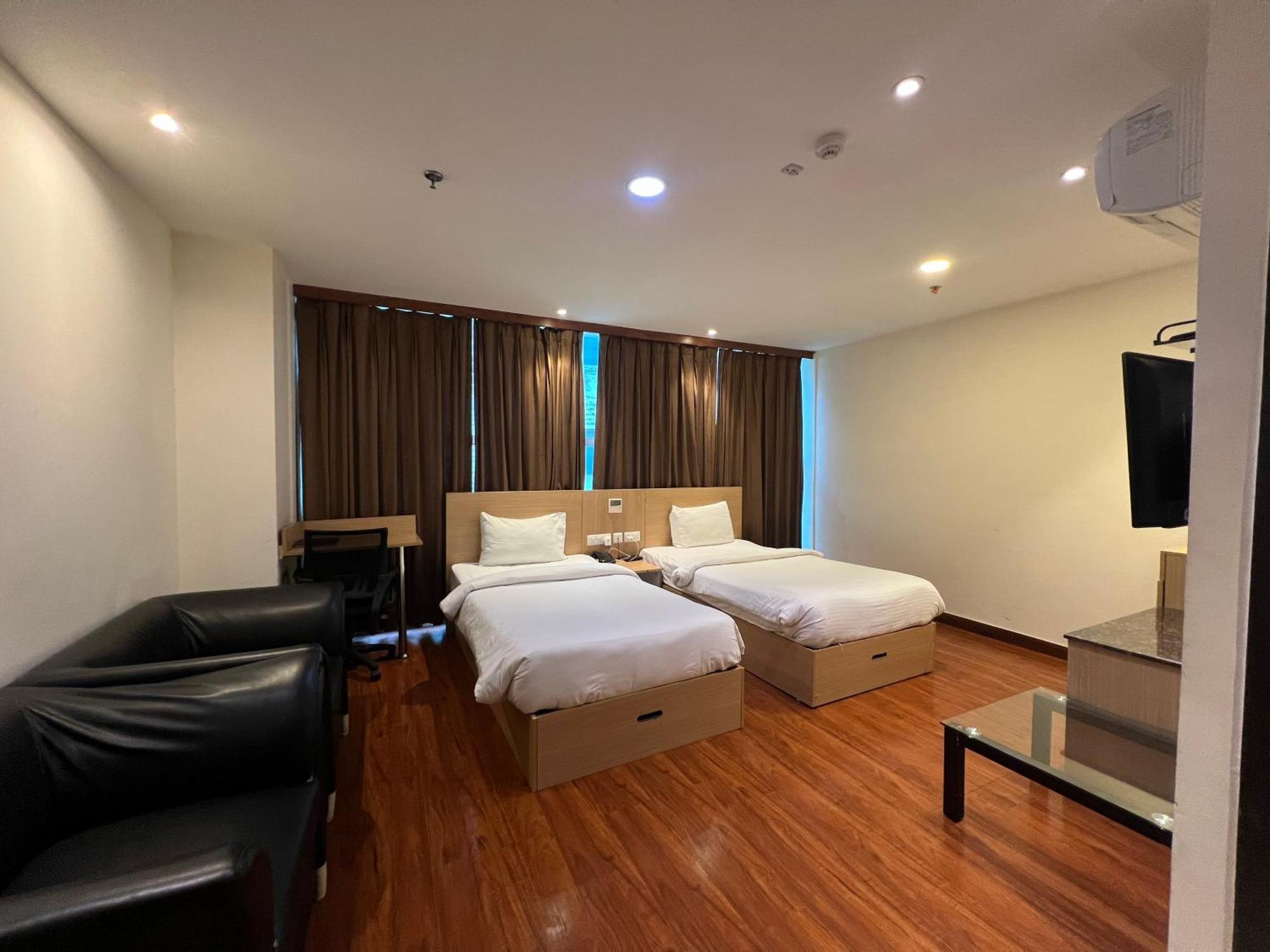 Hyphen Business Hotel Нойда Екстер'єр фото