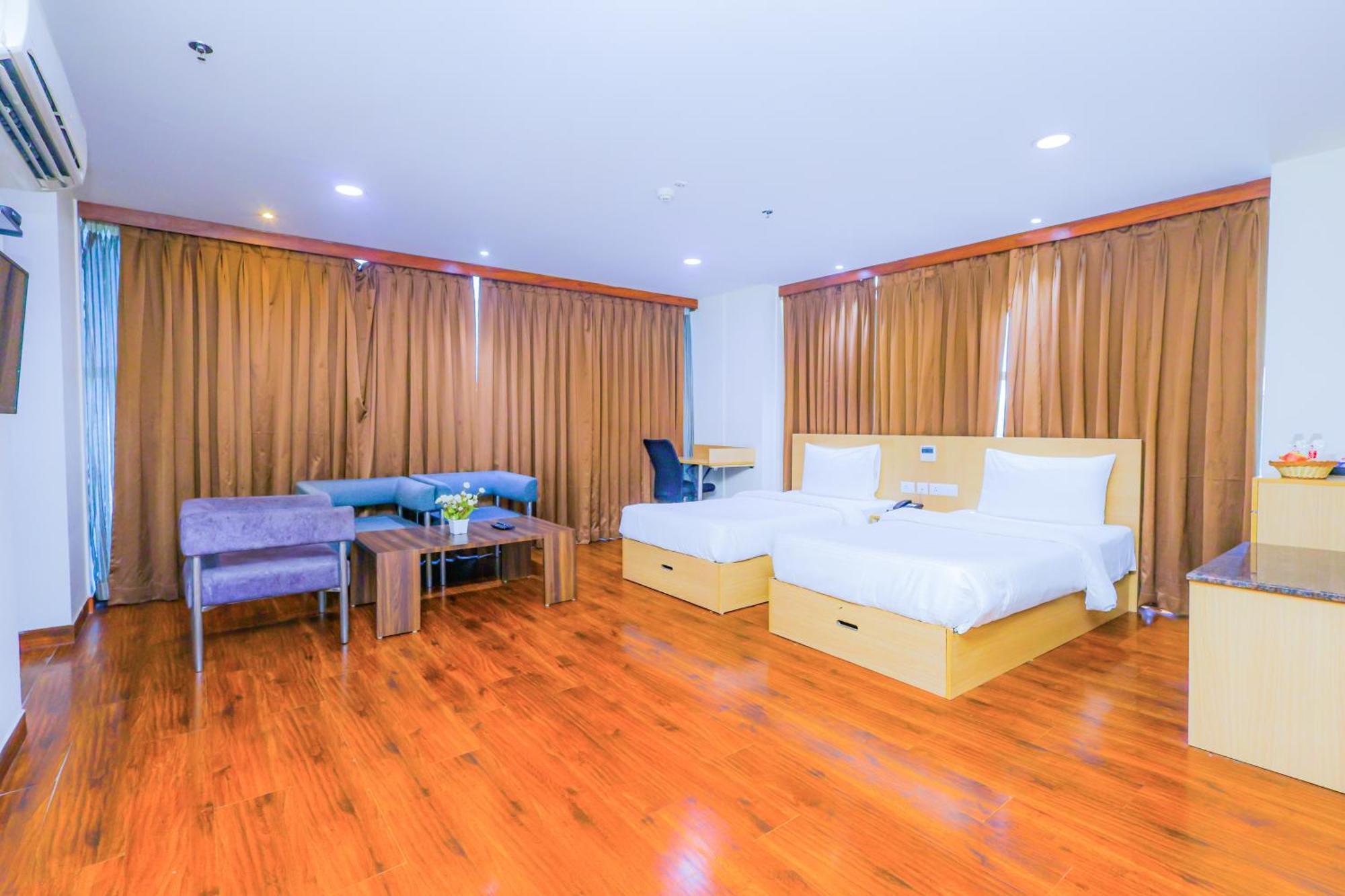 Hyphen Business Hotel Нойда Екстер'єр фото