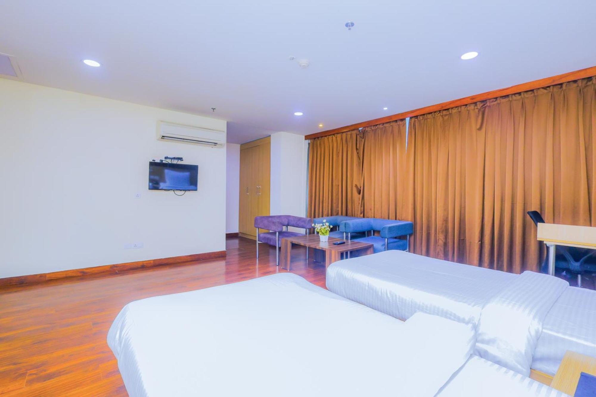 Hyphen Business Hotel Нойда Екстер'єр фото