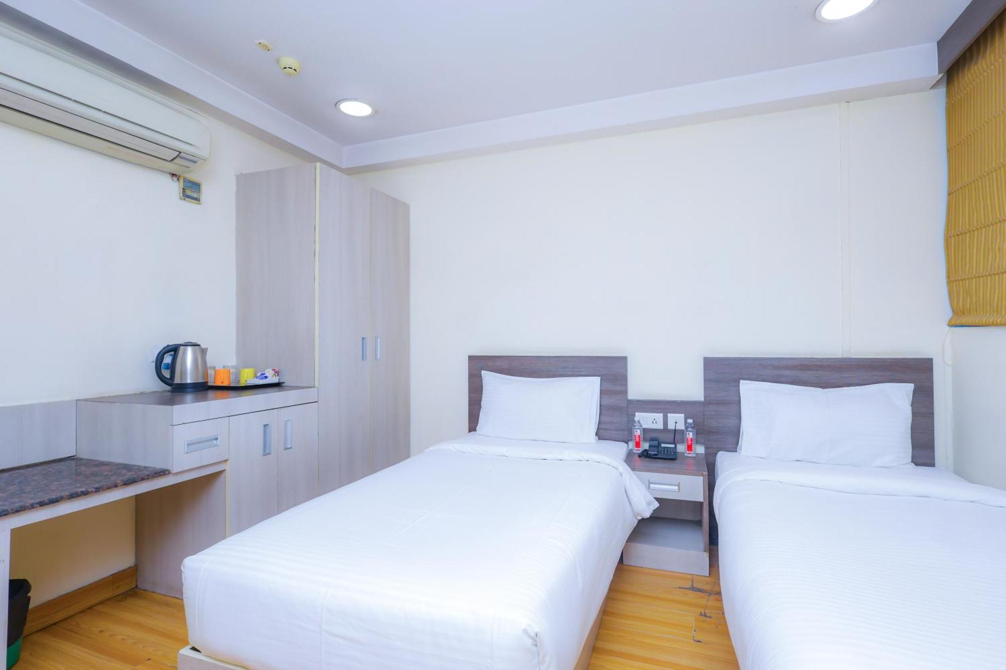 Hyphen Business Hotel Нойда Екстер'єр фото