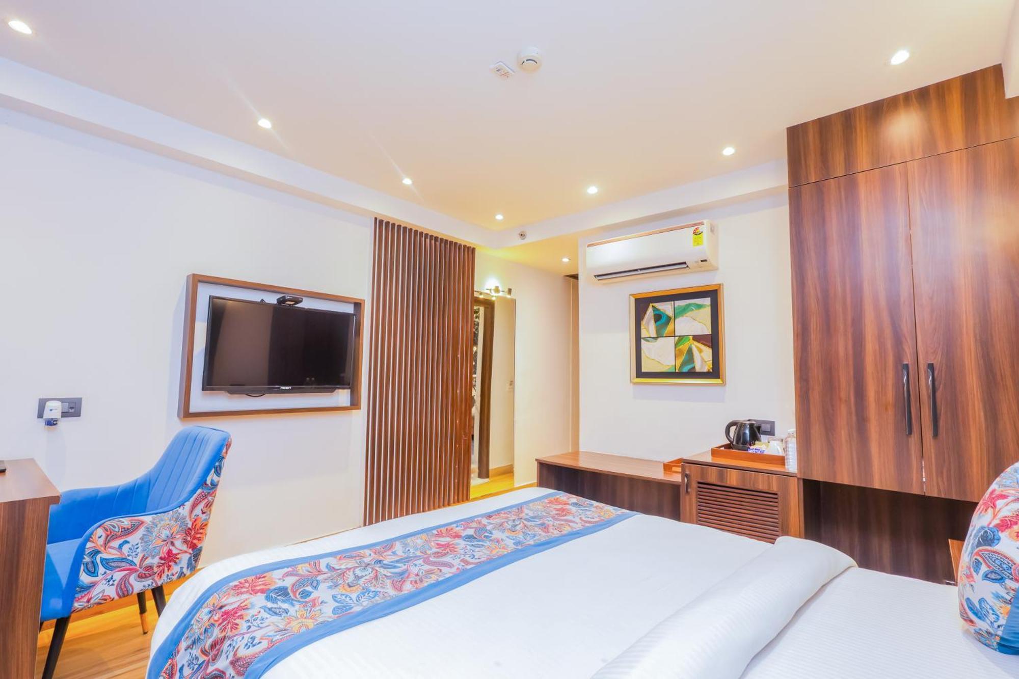 Hyphen Business Hotel Нойда Екстер'єр фото