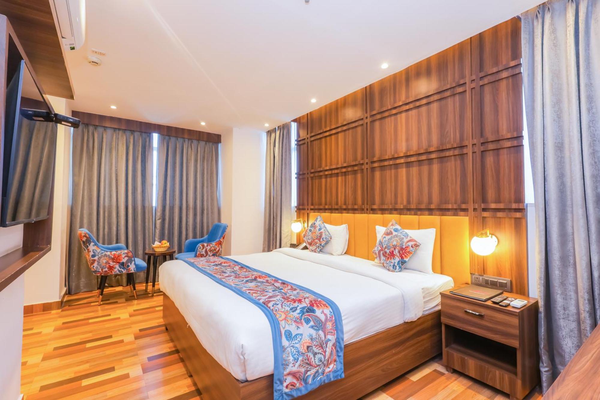 Hyphen Business Hotel Нойда Екстер'єр фото