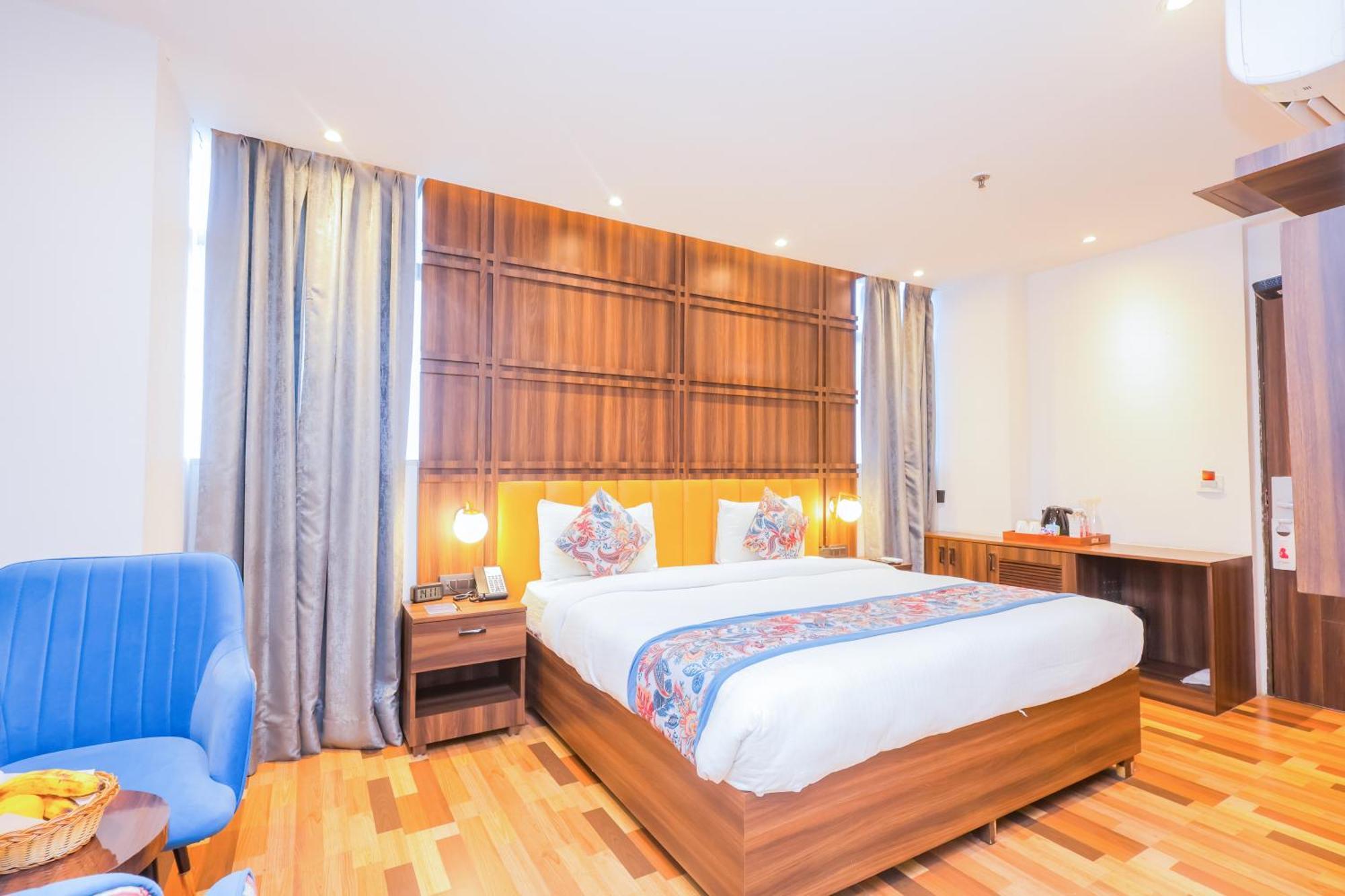 Hyphen Business Hotel Нойда Екстер'єр фото