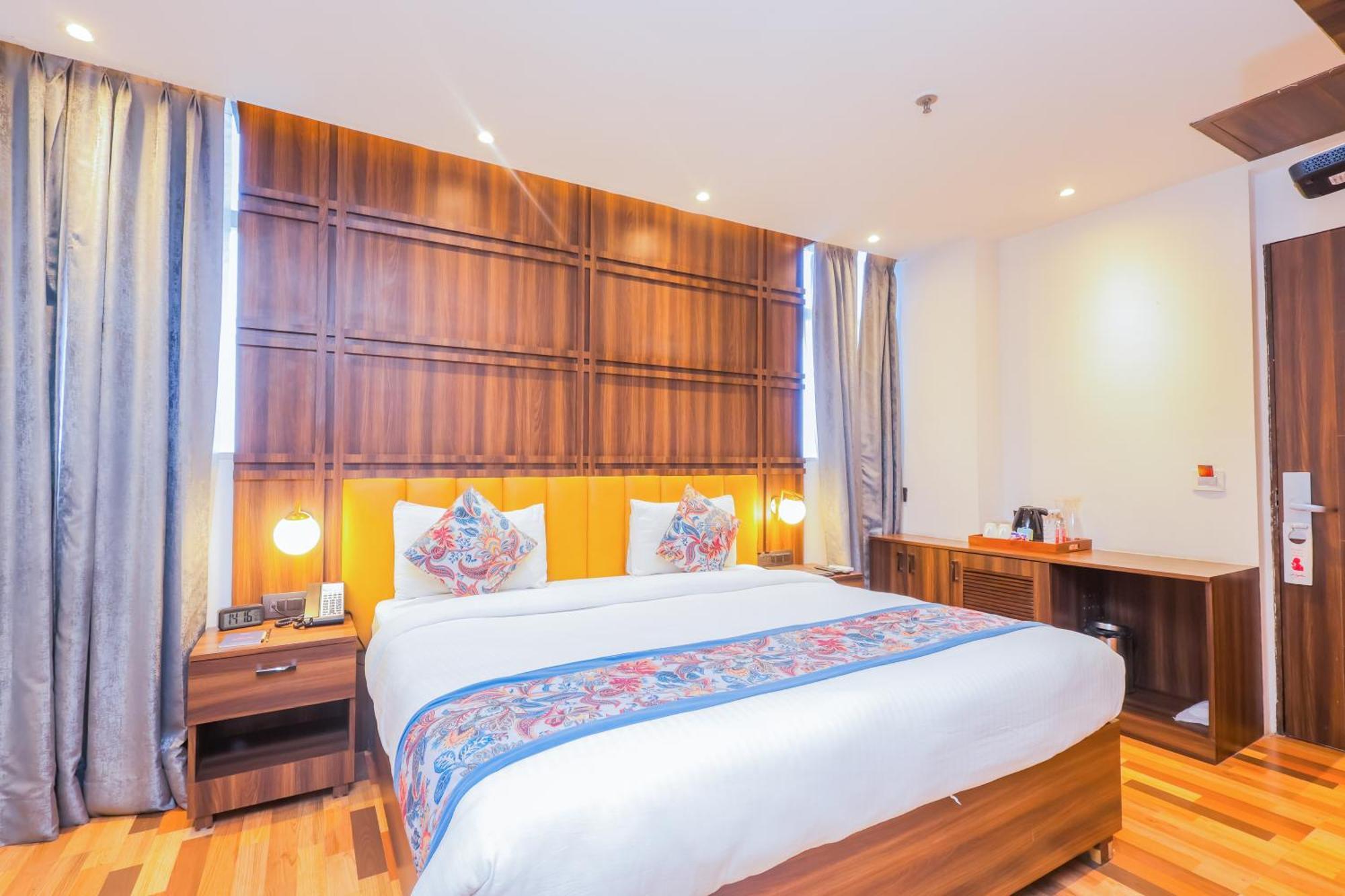 Hyphen Business Hotel Нойда Екстер'єр фото