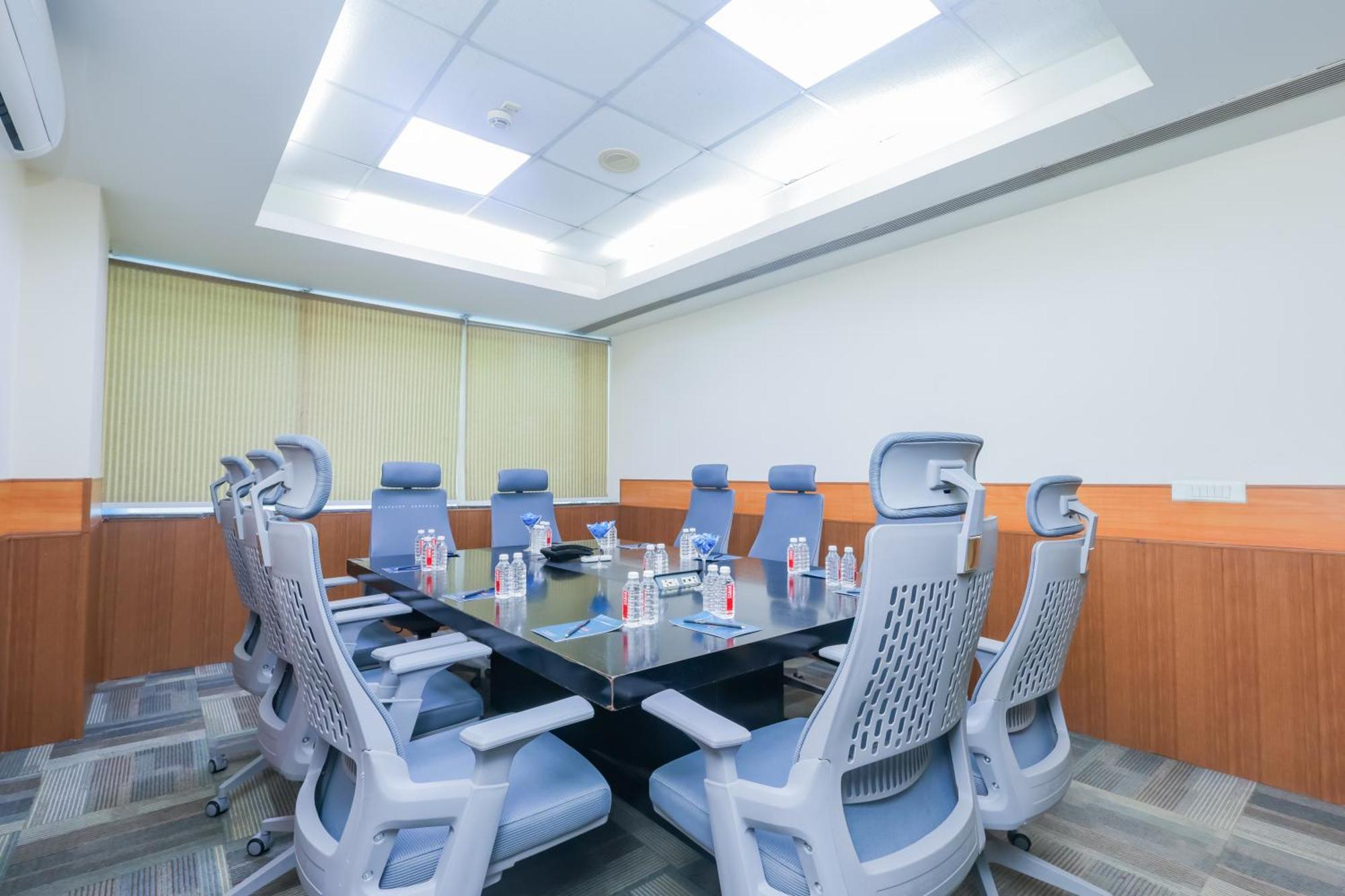 Hyphen Business Hotel Нойда Екстер'єр фото
