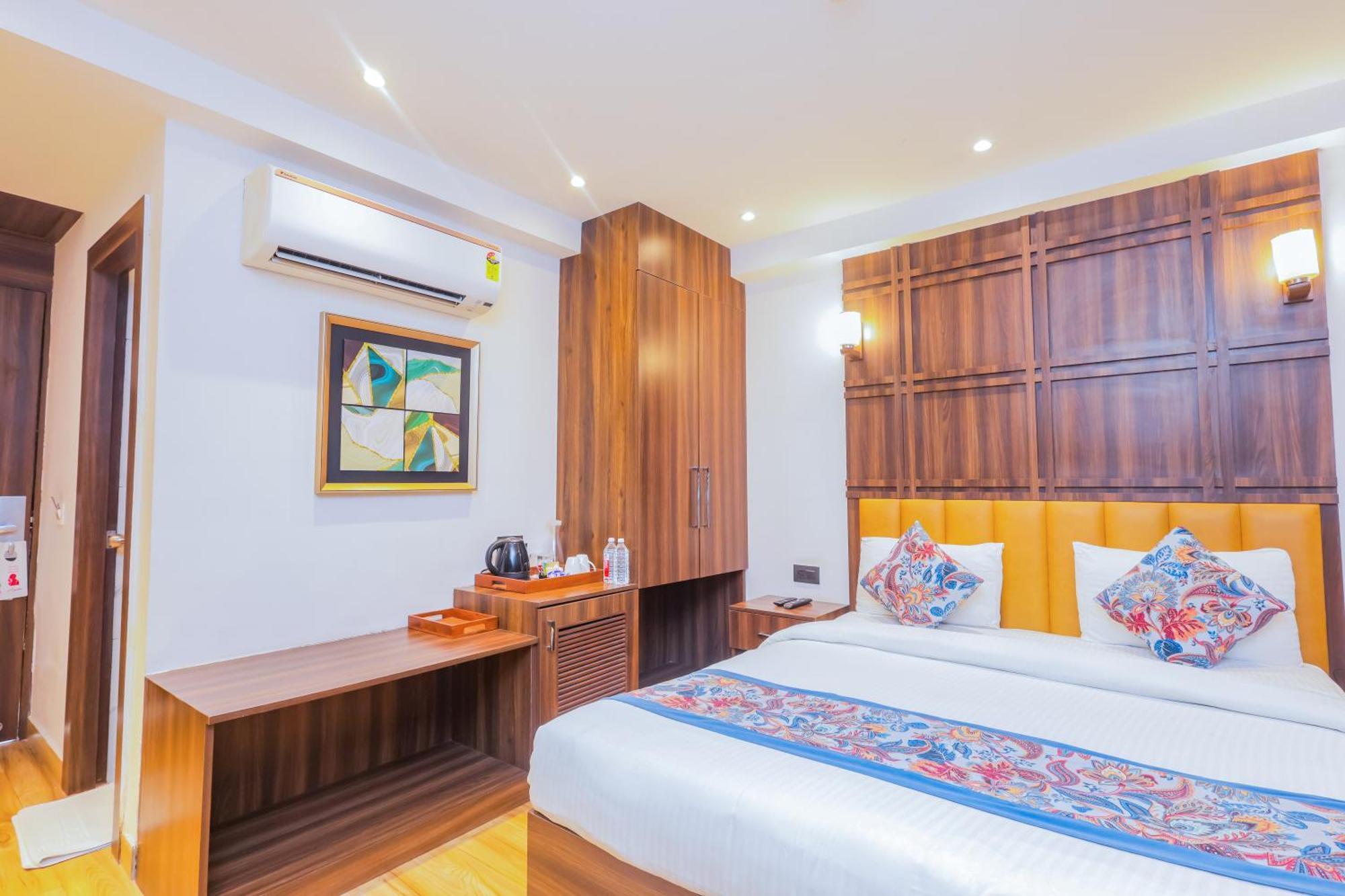 Hyphen Business Hotel Нойда Екстер'єр фото