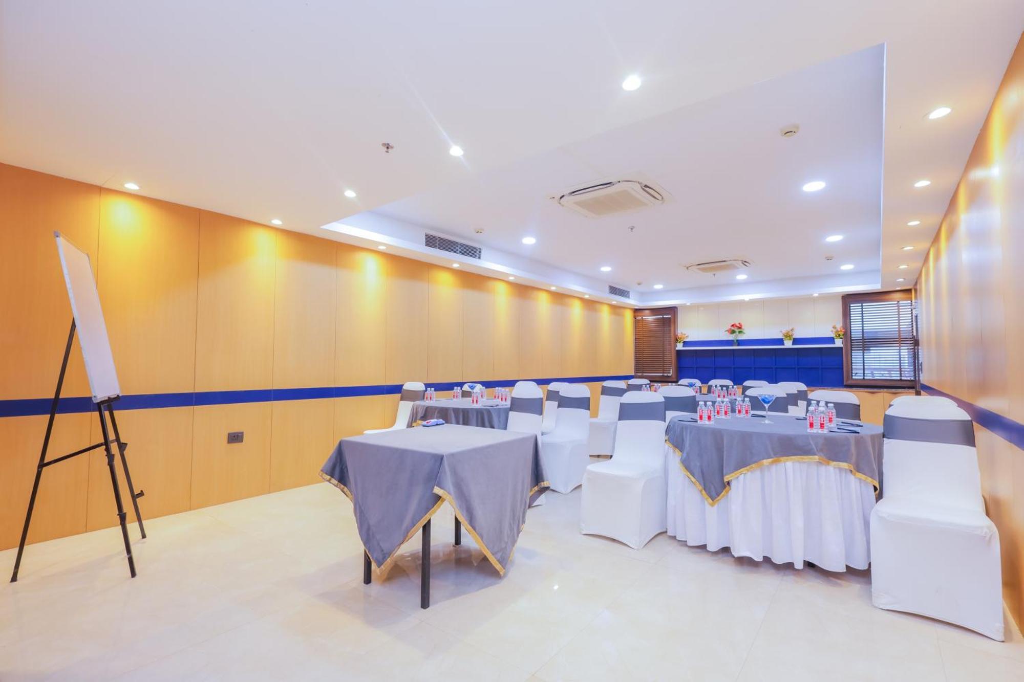 Hyphen Business Hotel Нойда Екстер'єр фото