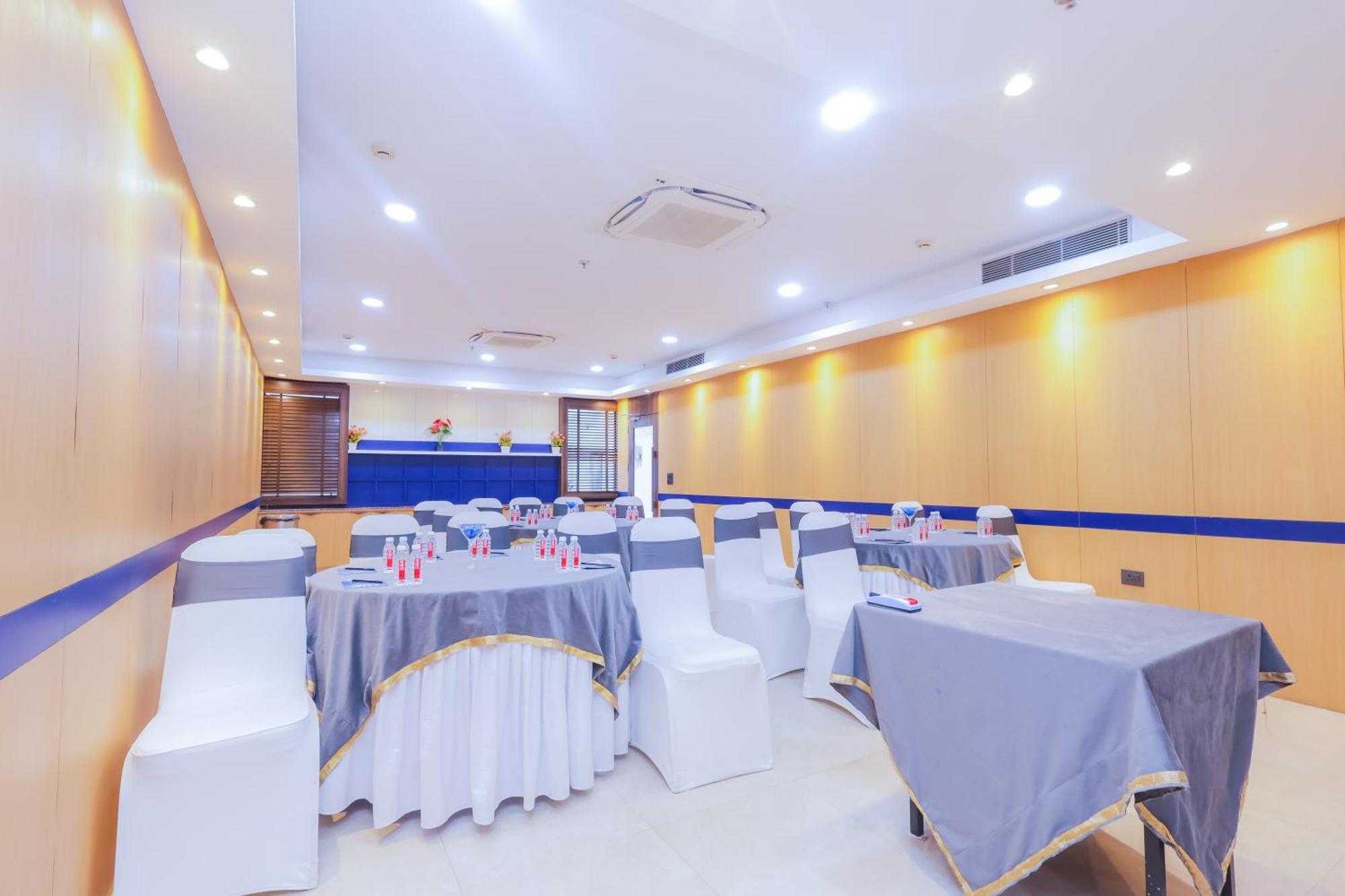 Hyphen Business Hotel Нойда Екстер'єр фото