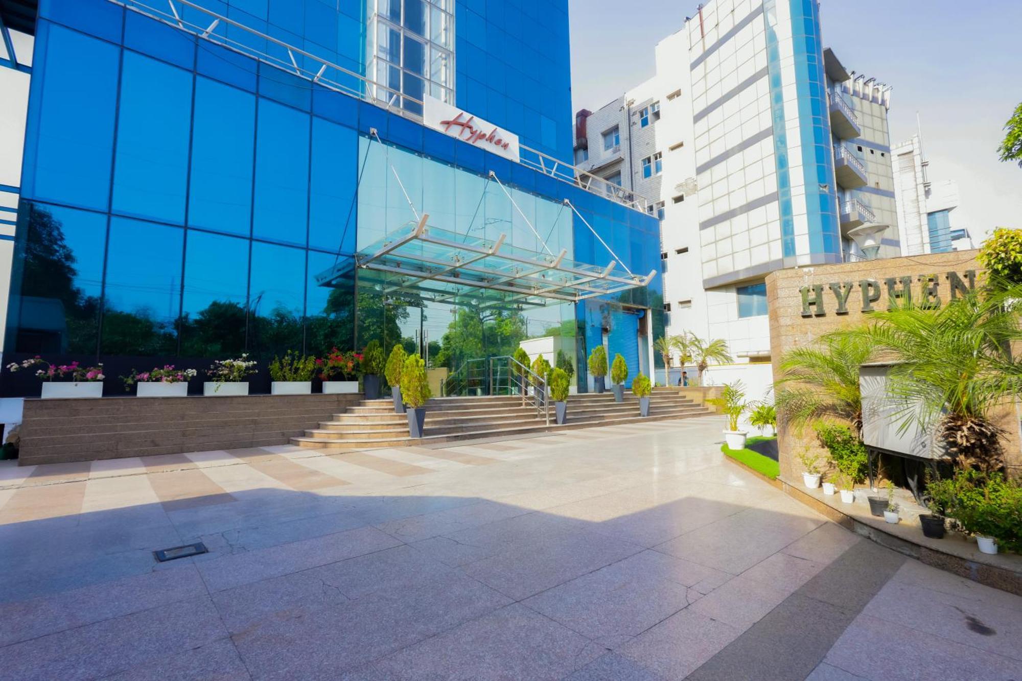 Hyphen Business Hotel Нойда Екстер'єр фото