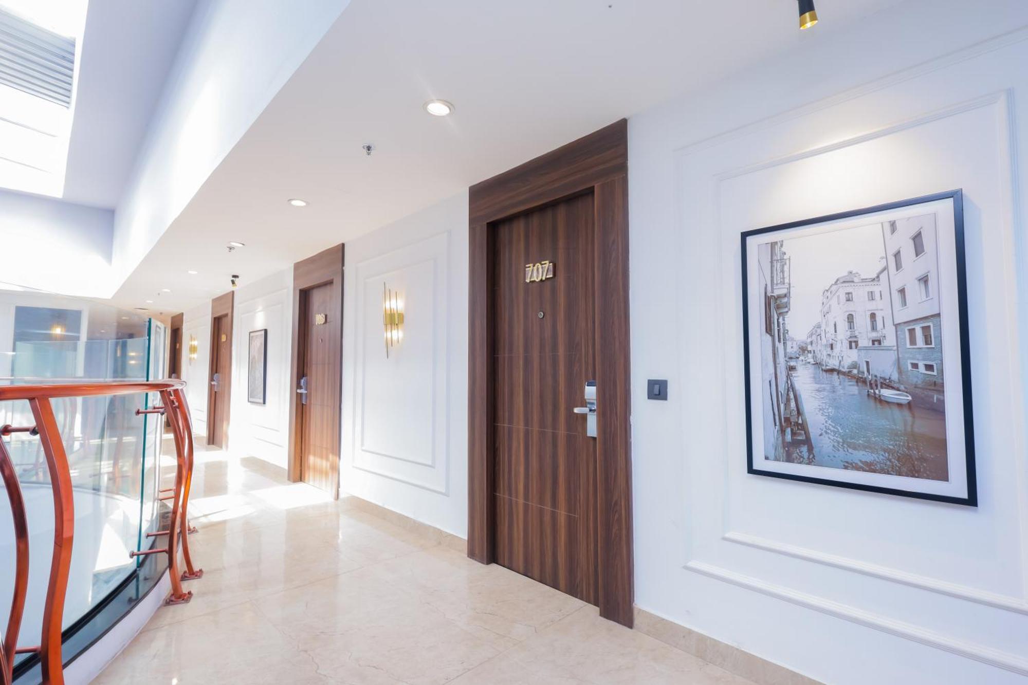 Hyphen Business Hotel Нойда Екстер'єр фото