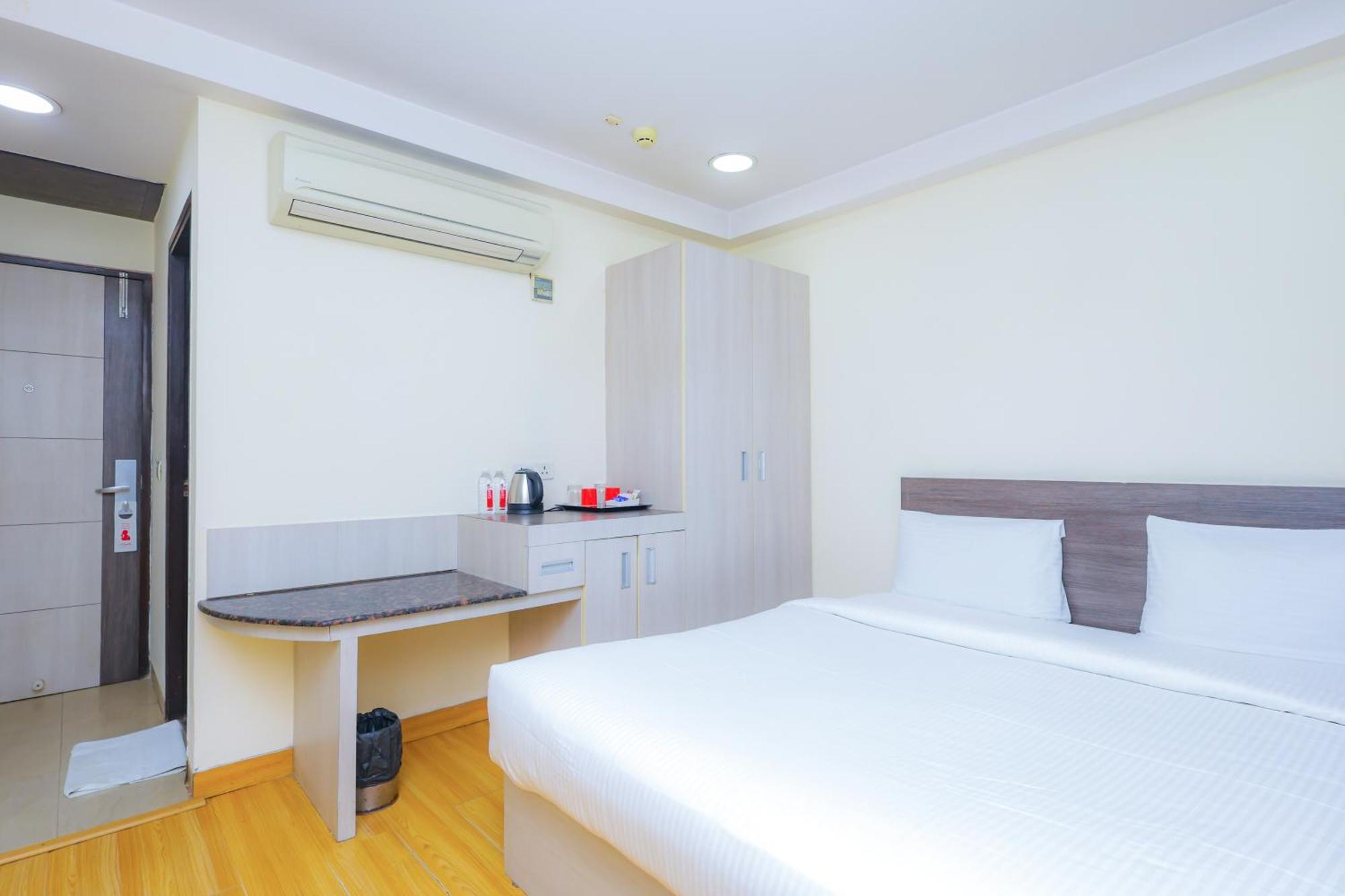 Hyphen Business Hotel Нойда Екстер'єр фото