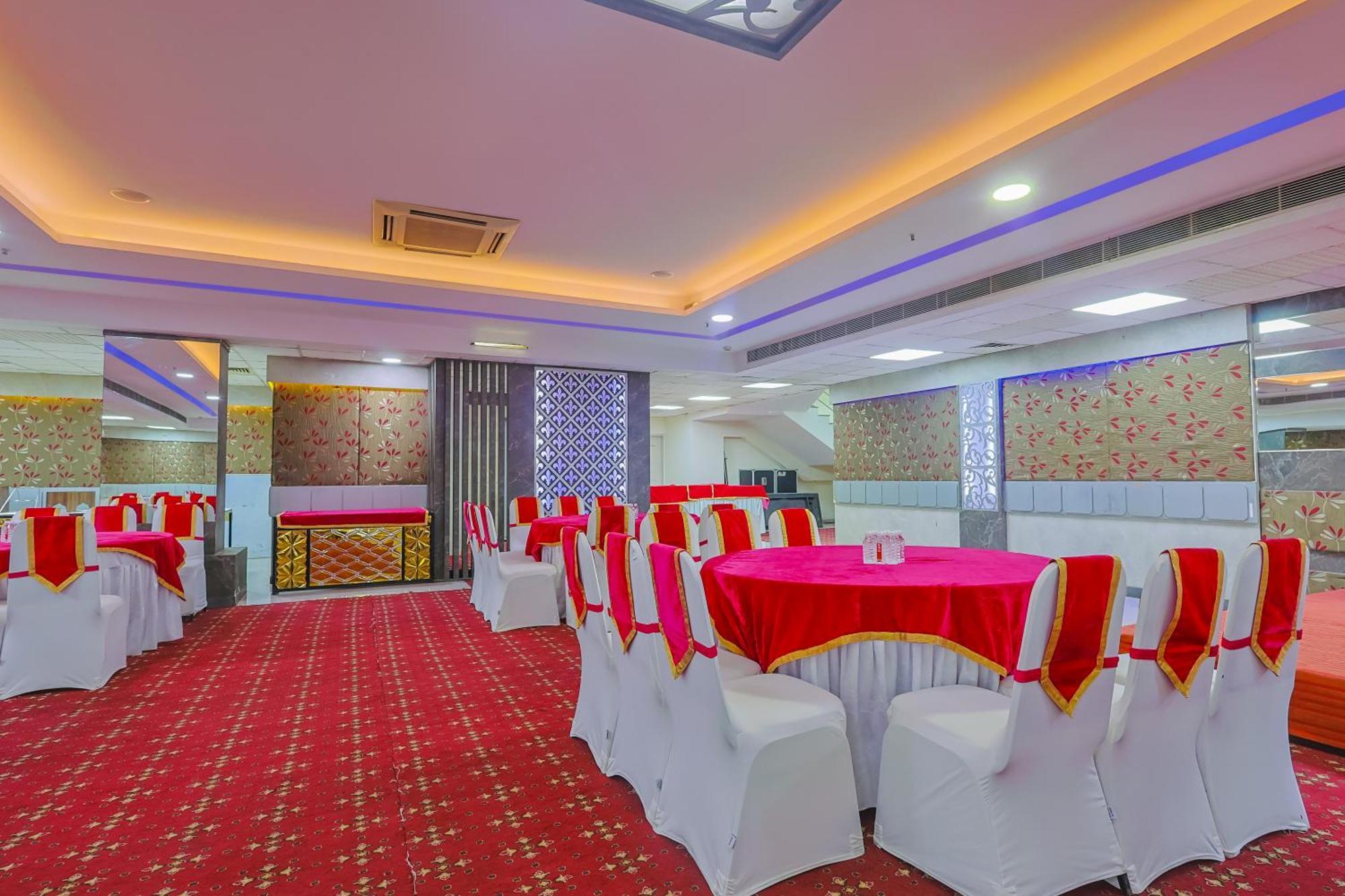 Hyphen Business Hotel Нойда Екстер'єр фото