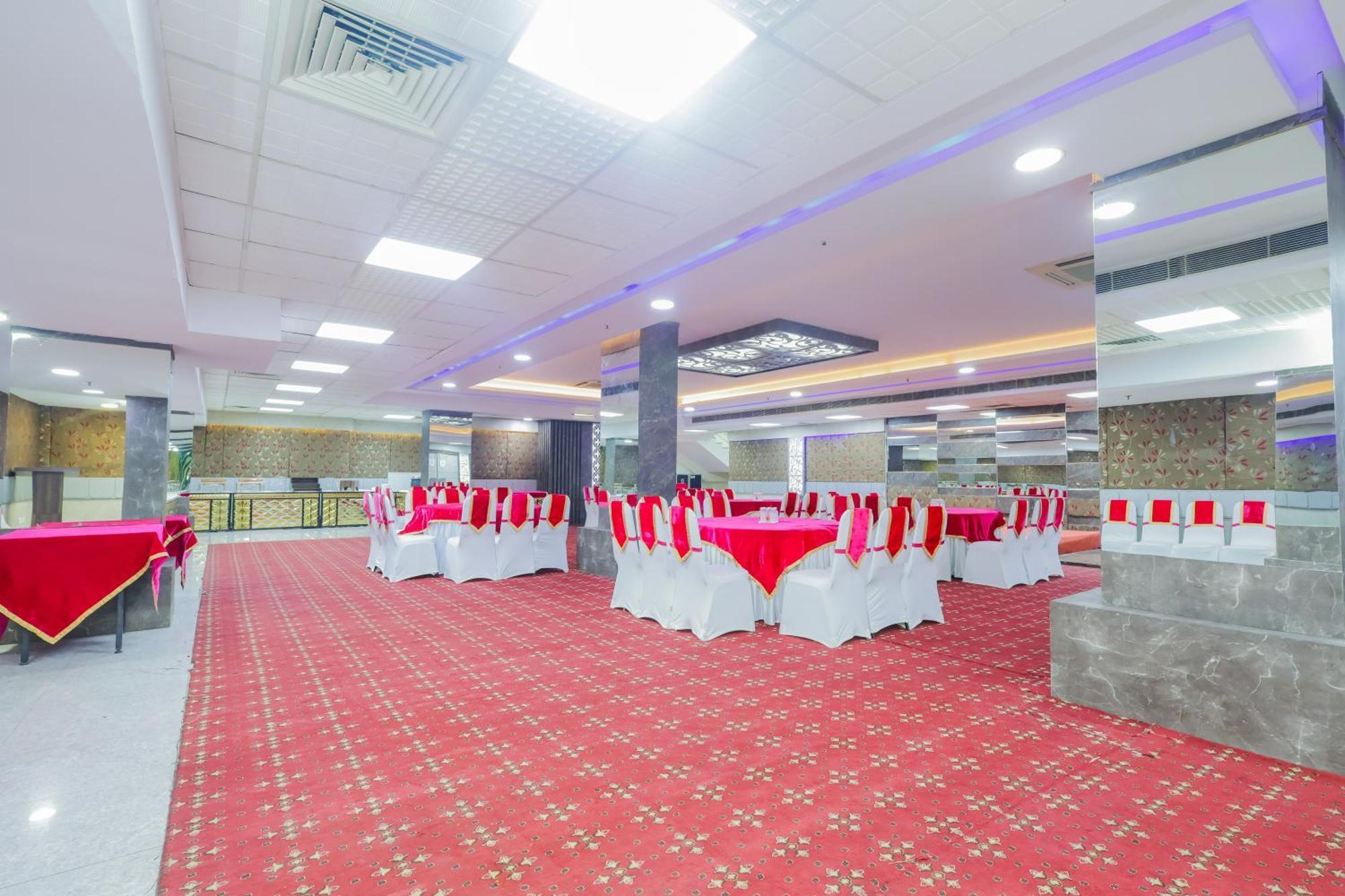 Hyphen Business Hotel Нойда Екстер'єр фото