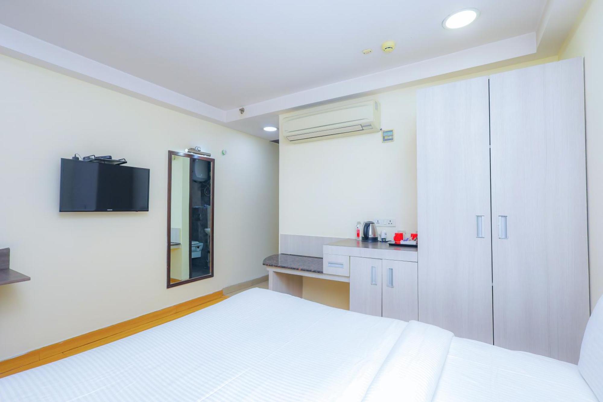 Hyphen Business Hotel Нойда Екстер'єр фото