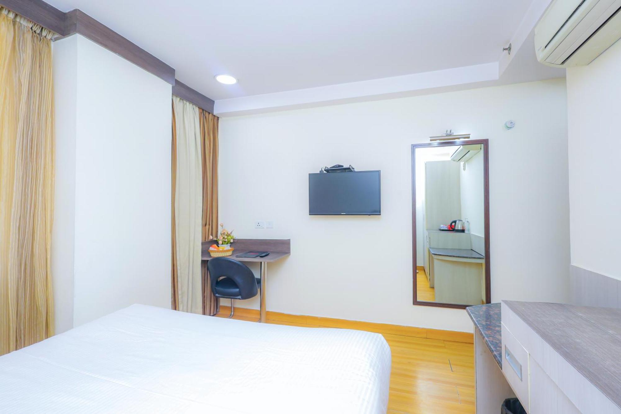 Hyphen Business Hotel Нойда Екстер'єр фото