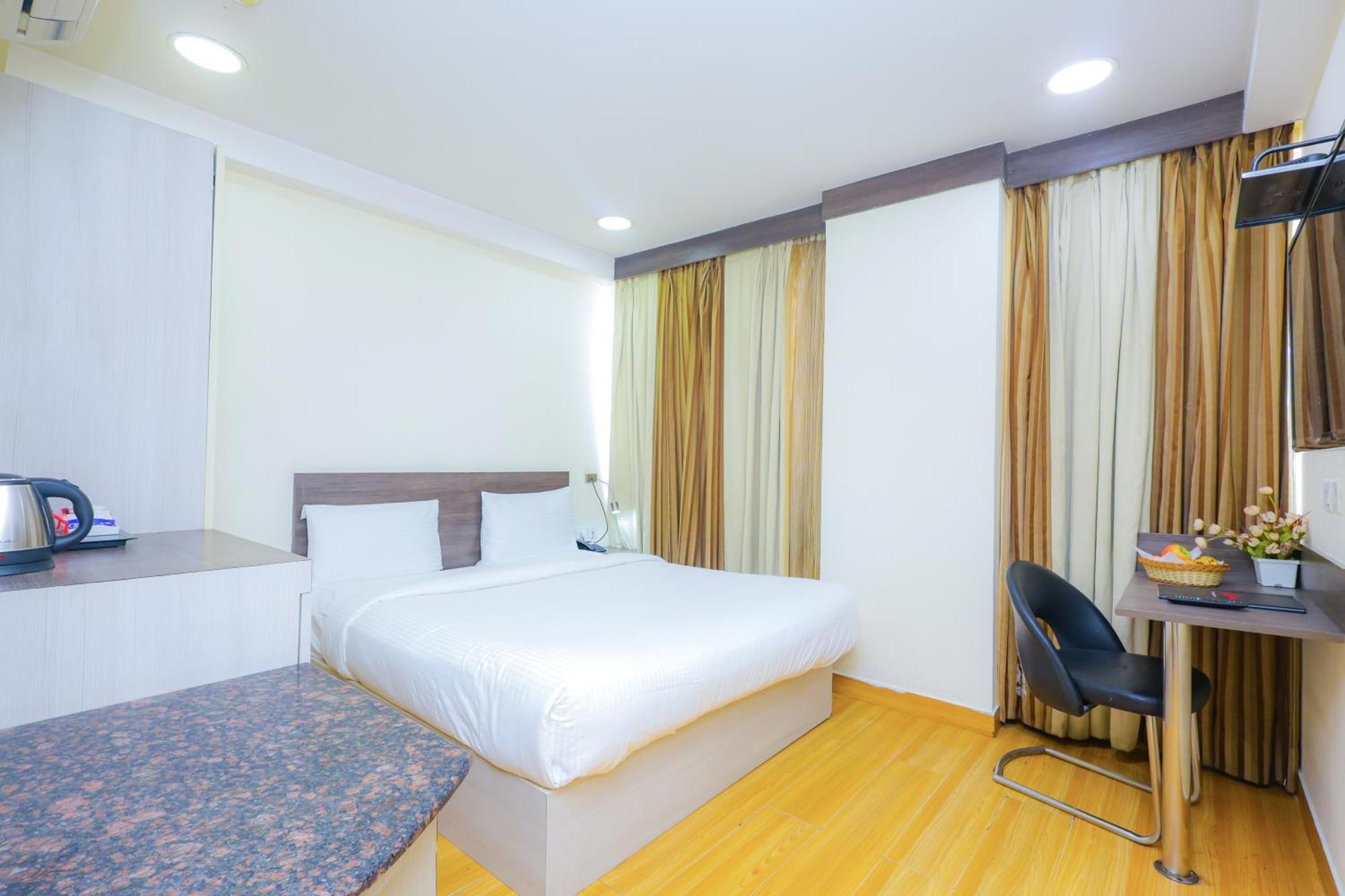 Hyphen Business Hotel Нойда Екстер'єр фото