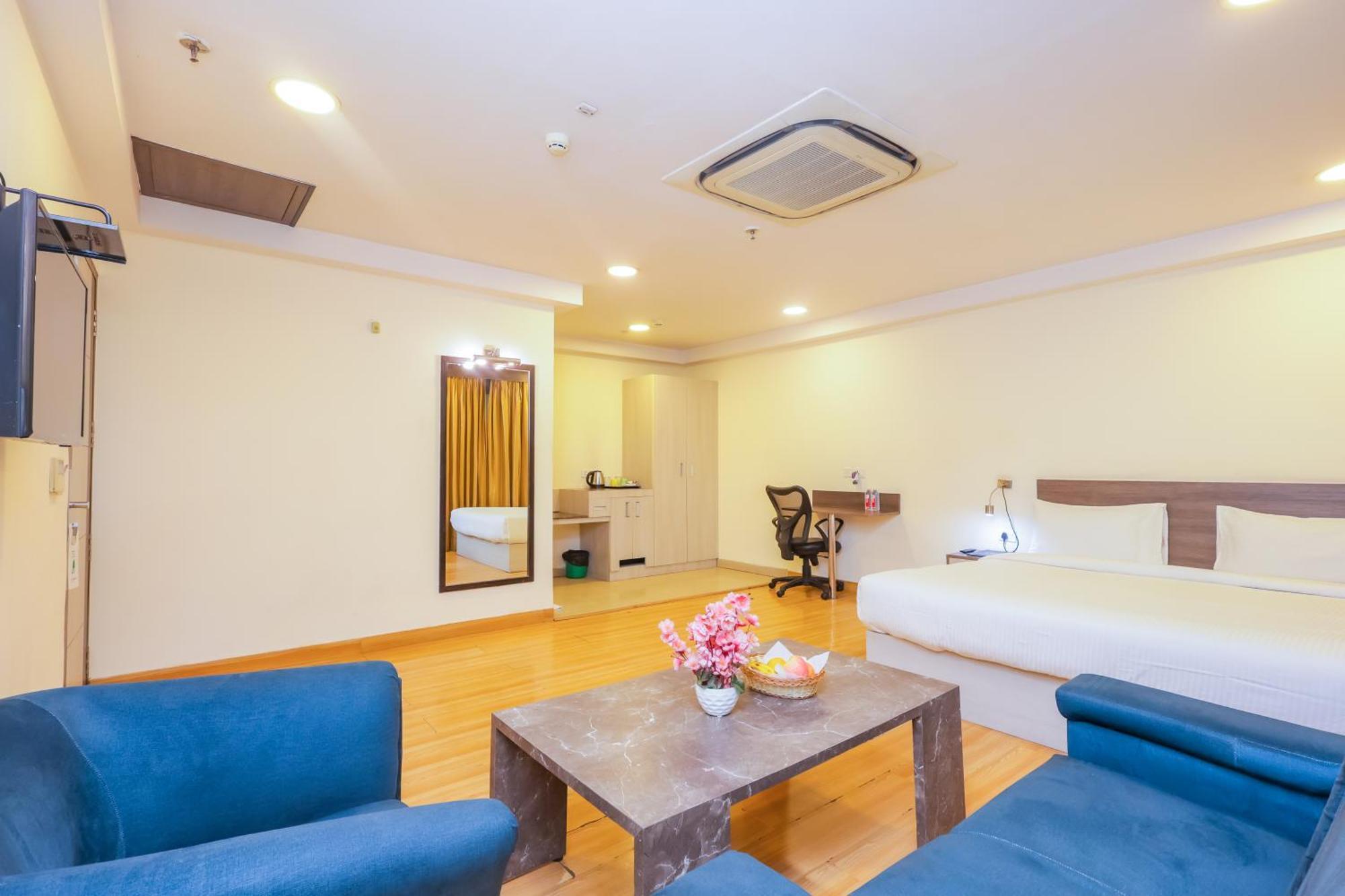 Hyphen Business Hotel Нойда Екстер'єр фото
