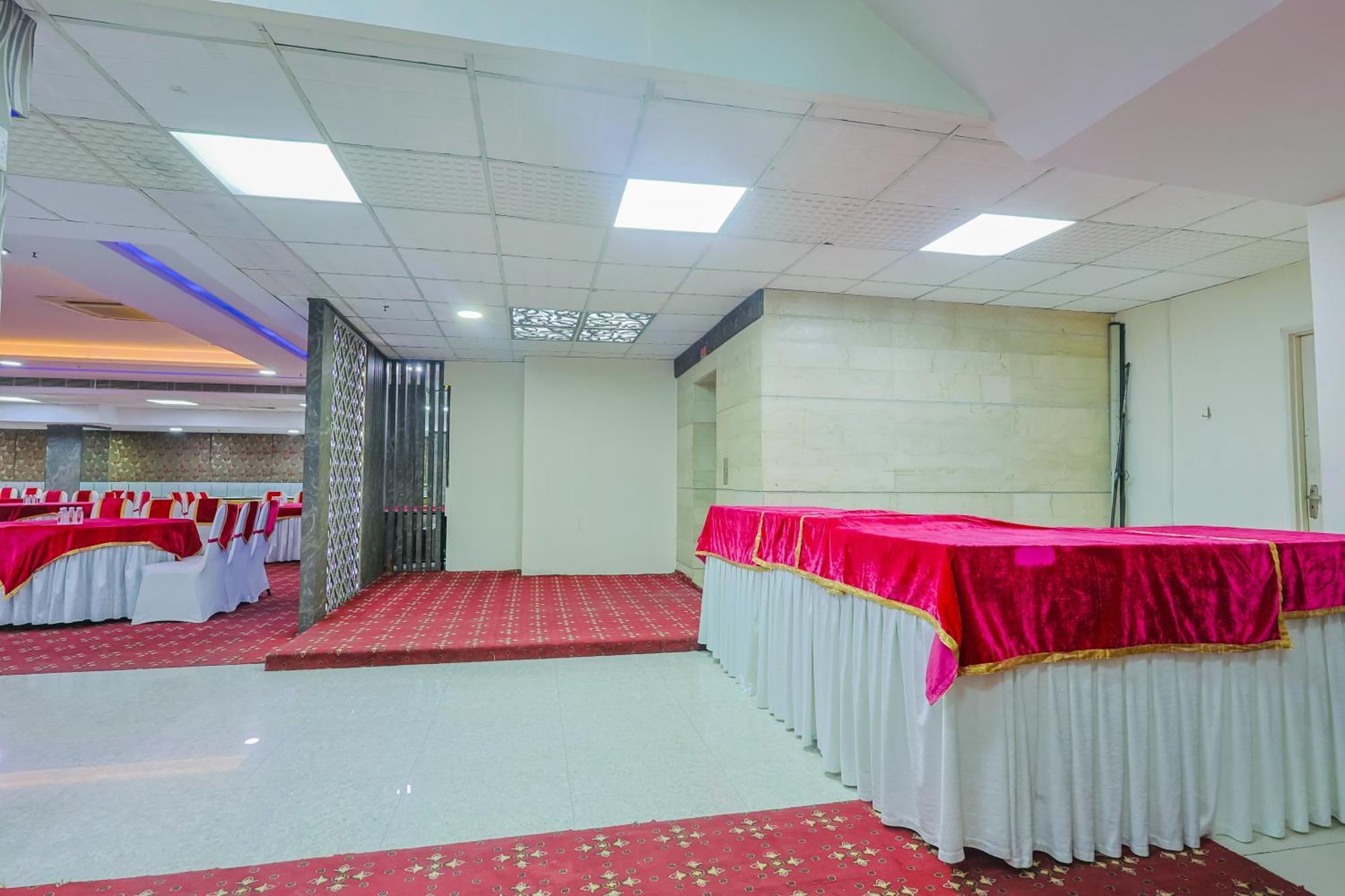 Hyphen Business Hotel Нойда Екстер'єр фото