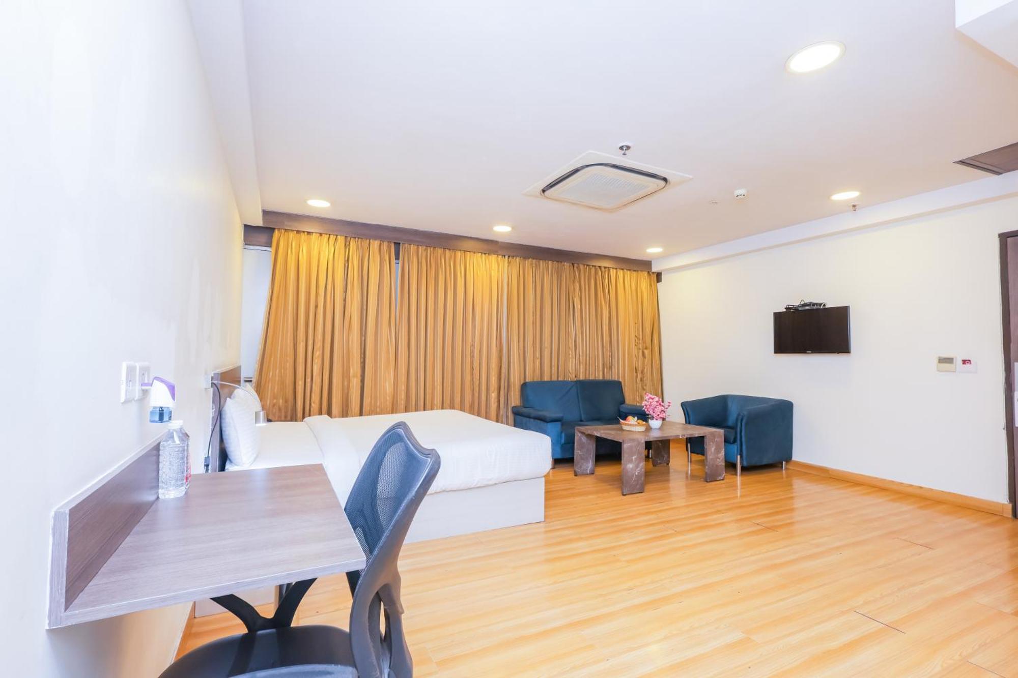 Hyphen Business Hotel Нойда Екстер'єр фото
