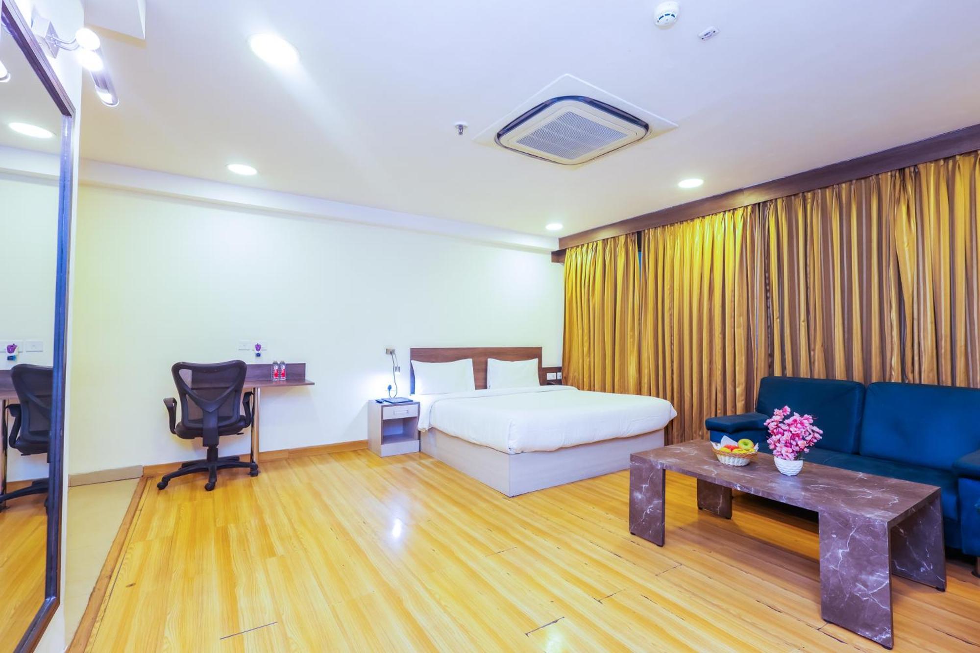 Hyphen Business Hotel Нойда Екстер'єр фото